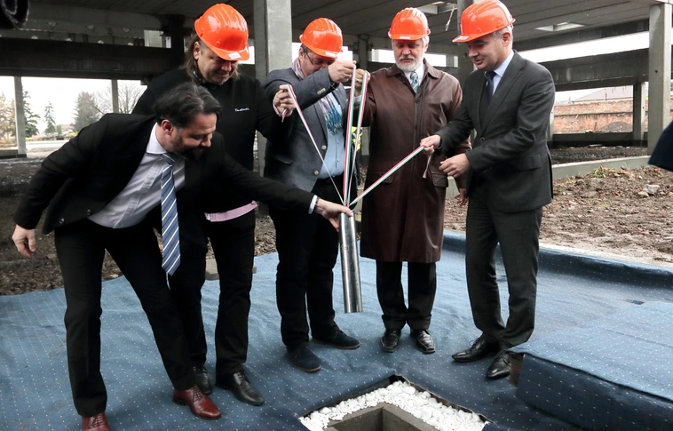 Csarnok épül a nyomor helyén – Alapkövet rakott le Miskolcon a Hit Gyülekezete