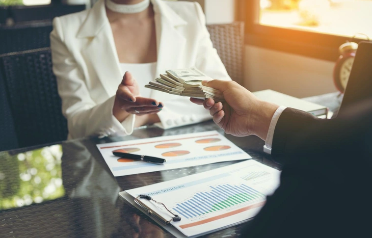 Hivatali vesztegetés elfogadásával gyanúsítanak egy NAV-osztályvezetőt