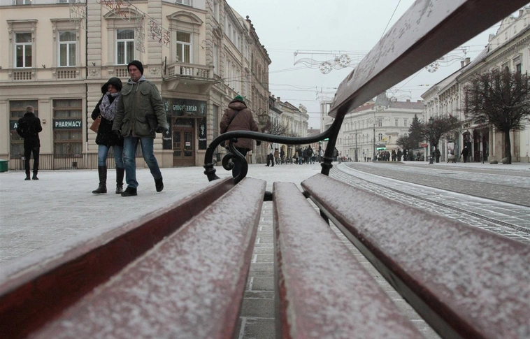 Sok helyen viharos széllel érkezett meg a havazás