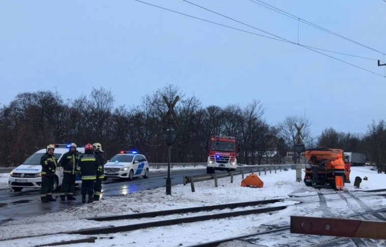 Videón a síneken rekedt hókotró balesete