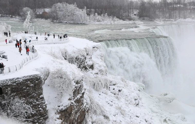 Halálos téli viharok az Egyesült Államokban, befagyott a Niagara-vízesés