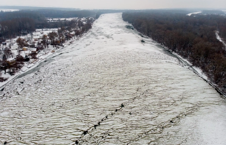 Nem jár a tiszacsegei komp jégzajlás miatt