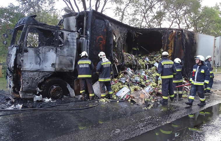 Ebből nem sok maradt – kigyulladt egy kamion Kecskemétnél