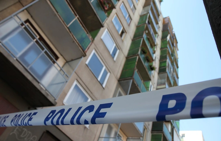 Az anya gondatlansága miatt esett ki a gyermek az ötödik emeleti erkélyről