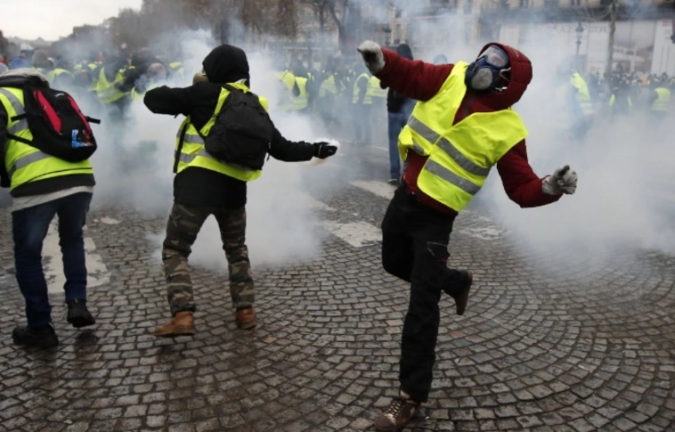 Könnygáz és kőzápor Párizs utcáin