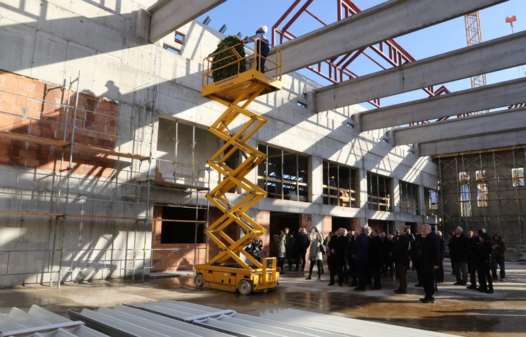 Elérték a legmagasabb pontot – Bokréta-ünnep az épülő miskolci uszodánál és tornacsarnoknál (Képgalériával!)