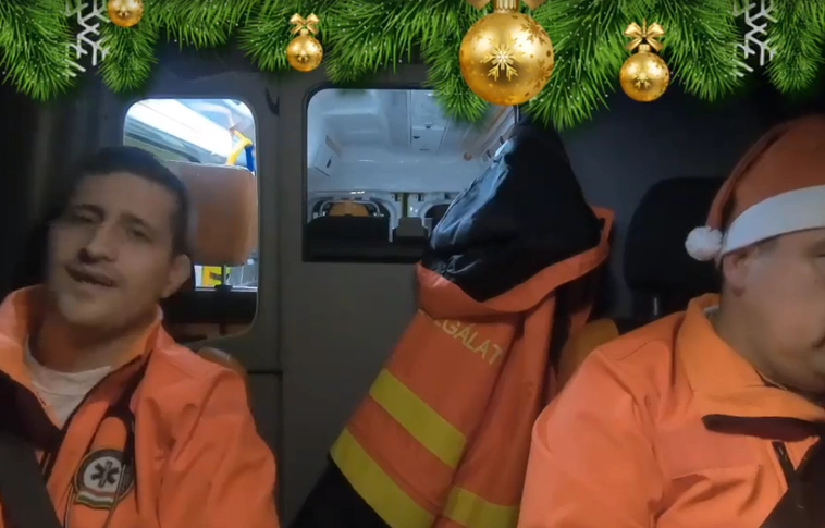 Két magyar mentő már nagyon karácsonyi hangulatban van! (Videóval)