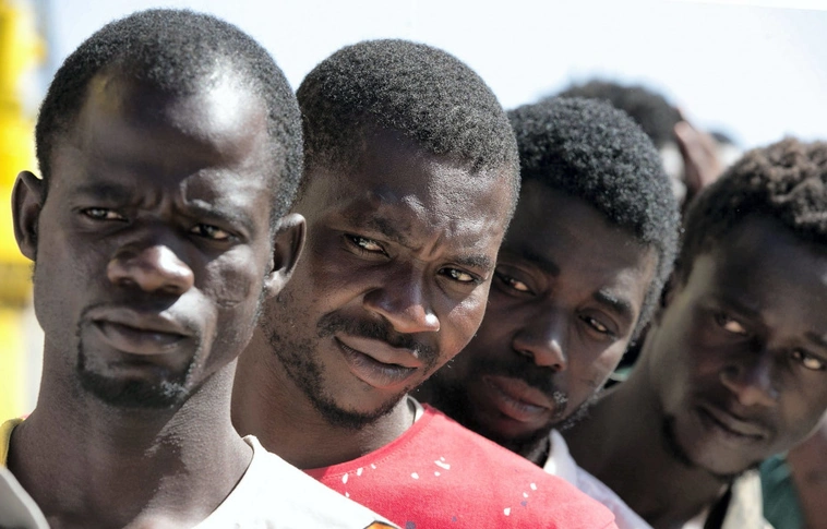 Nadrágszíjjal vertek a migránsok egy amerikai turistát Barcelonában (Videóval!)