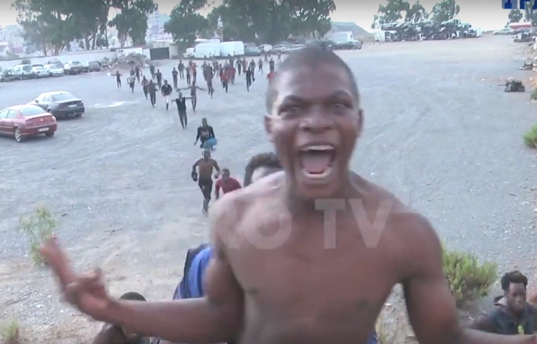 Több mint száz menedékkérő mászott át Spanyolországba Ceutánál (Videóval!)