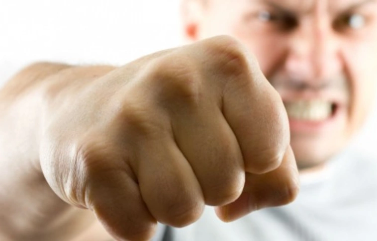 Háromszáz forintért ütötték-vágták ismerősüket