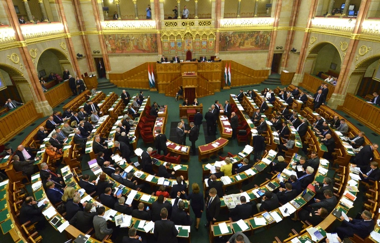 Stabilan tartják előnyüket a kormánypártok