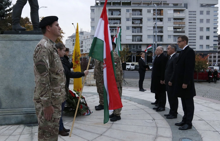 Koszorúzás Miskolc város elesett hőseinek emlékművénél és a Petőfi téren (Képgalériákkal)