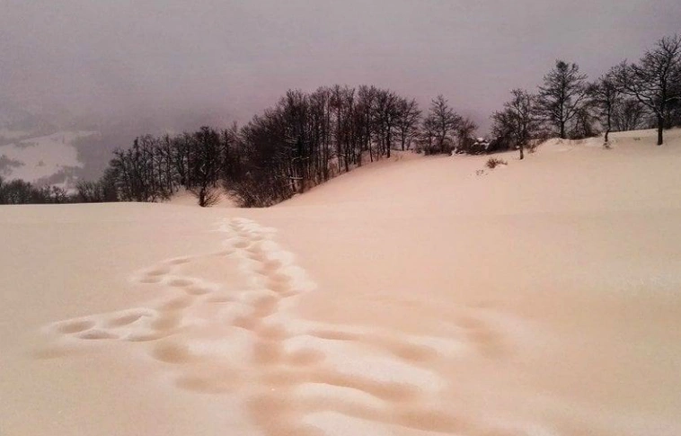 Nem kell pánikolni, de hétvégén piros hó is eshet