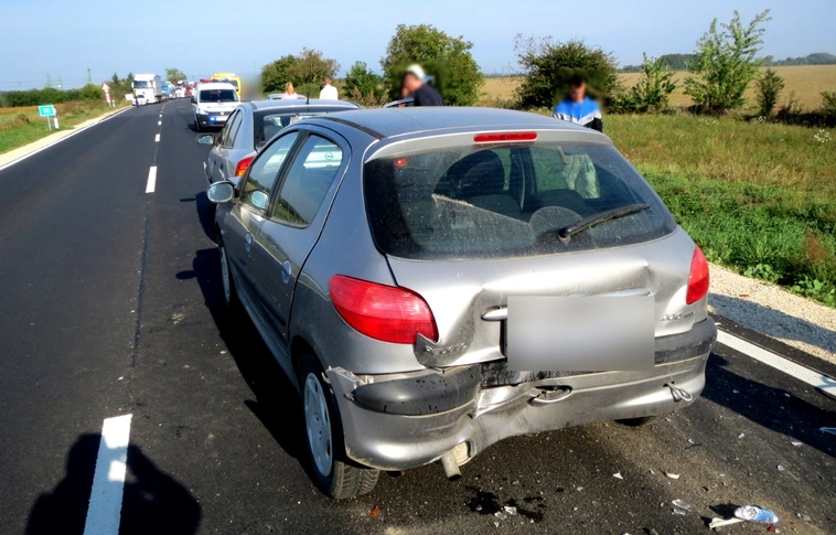 Négy autó ütközött össze a 26-os főúton
