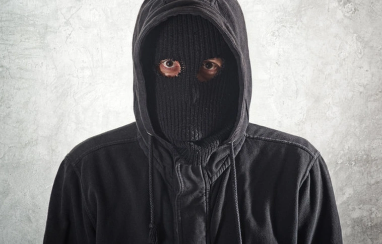 Símaszkos rablók kínoztak meg egy gyereket, hogy pénzt csikarjanak ki a szülőktől