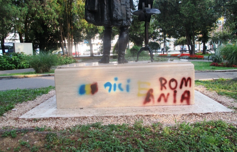 Magyarellenes román feliratokkal rongálták meg Széchenyi István szobrát