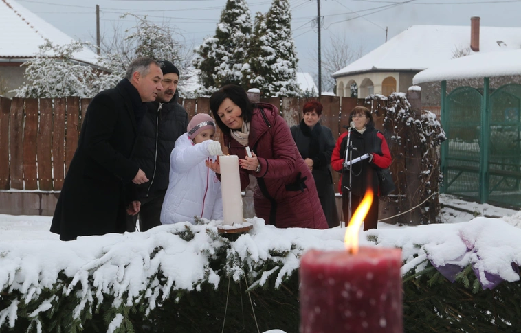 „Ezzel az örömmel a szívükben gyújtsák meg ma az öröm gyertyáját" (Képgalériával!)