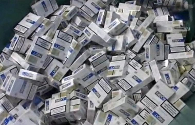 Az év magyarázata: „kis dolgát” végezve talált többszáz doboz cigit (Videóval!)