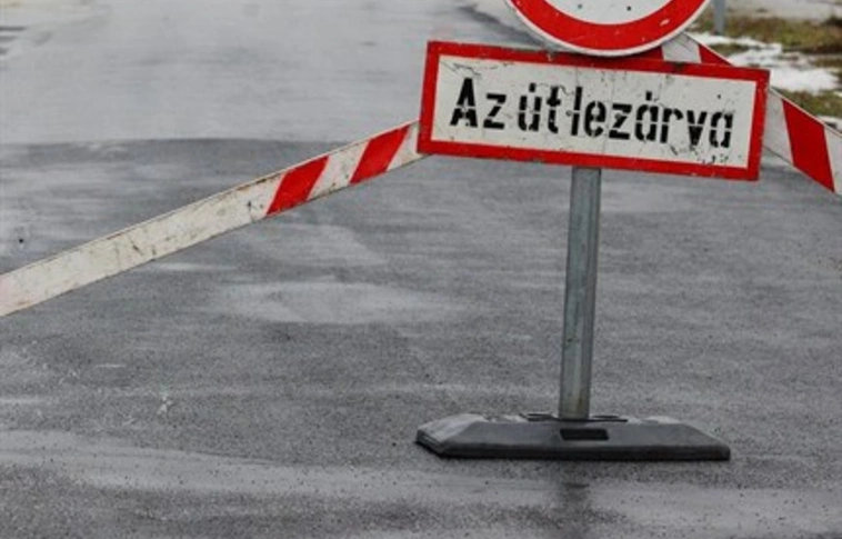 Két sávot lezárnak az Ady Endre utcában