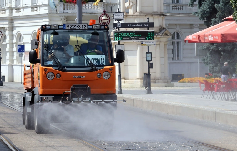 Vízosztás, párakapu, útlocsolás a miskolci kánikulában