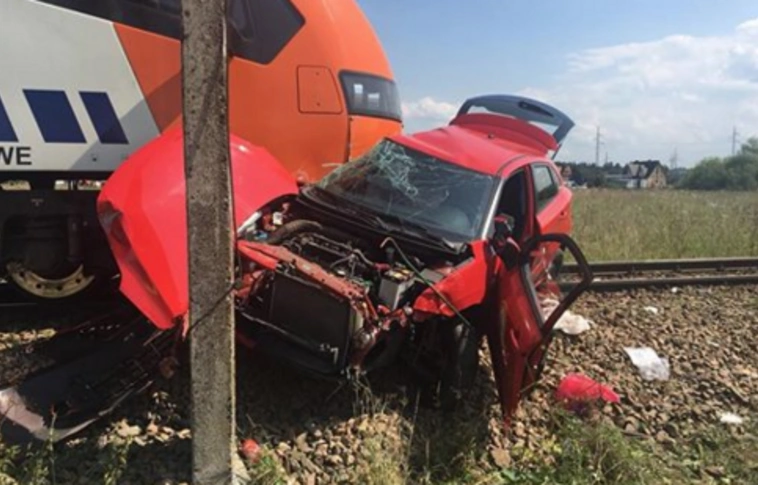 Letarolta a vonat a tanulóautót, az oktató kiszállt, a lány maradt és meghalt