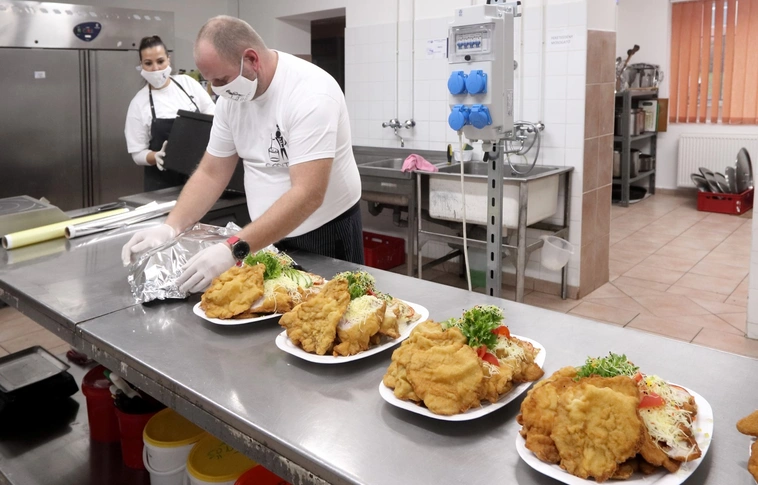 canitn étterem, étel adomány,