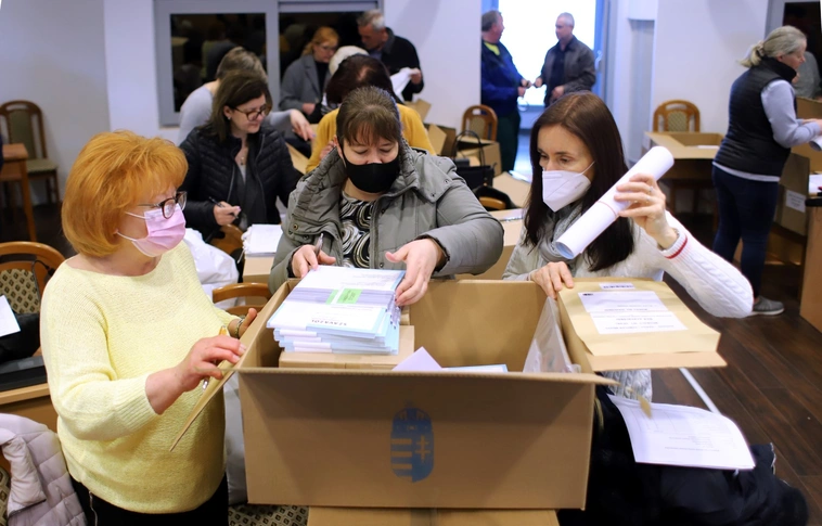 szavazatszámláló dobozok átadása