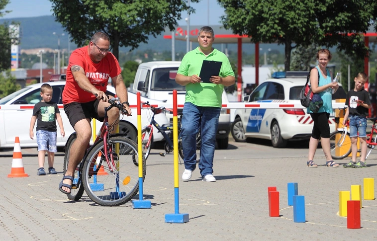 közlekedik a család megyei elődöntö