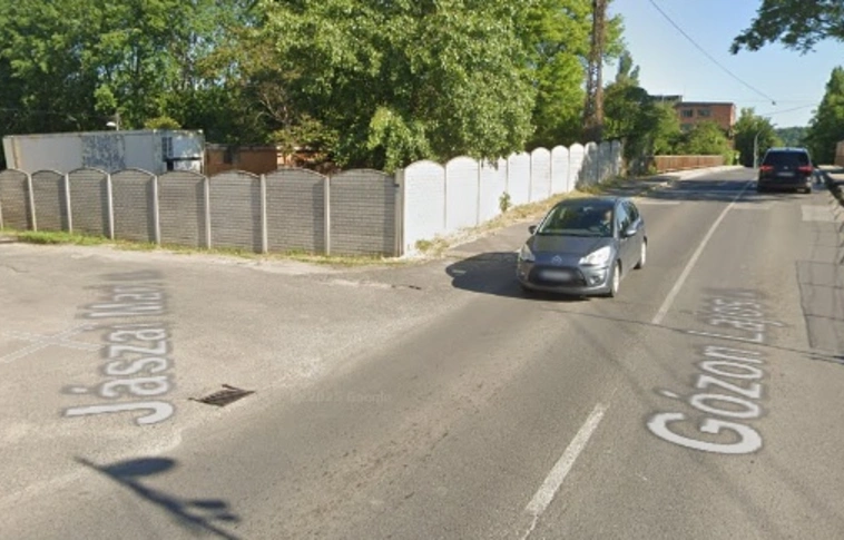 a kereszteződésben nincs zebra