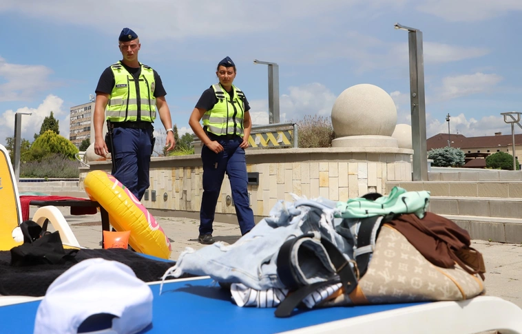 Rendőr-rendész járőrök figyelik a rendet a selyemréti strandon