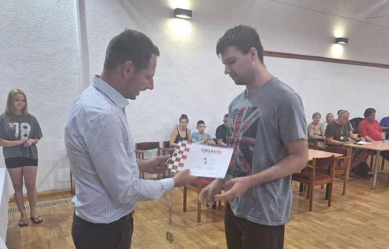 Farkas Istvánnak Varkoly Ádám, Szerencs alpolgármestere gratulált az első helyhez. Fotó: Magánarchívum 