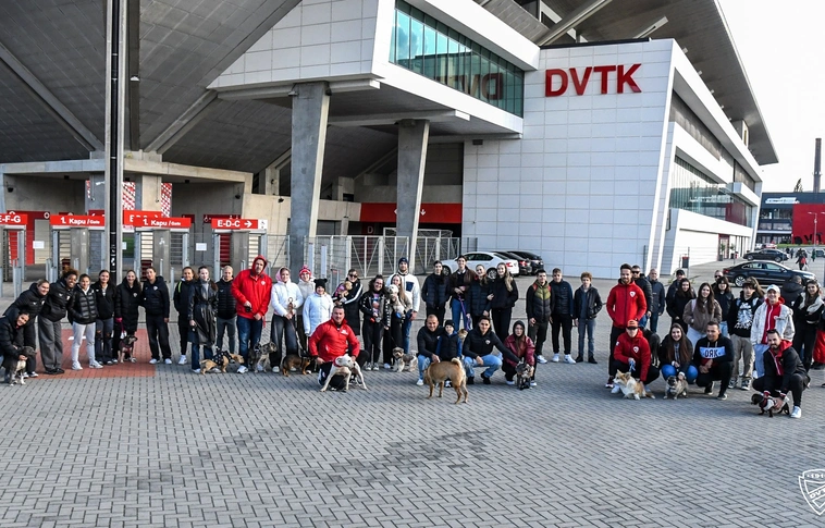 Közös kutyasétáltatáson vettek részt a DVTK-család négylábúi. Fotó: Facebook/DVTK