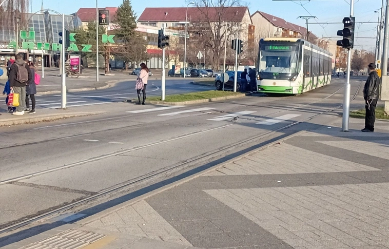 Újabb villamos és személyautó találkozó az Újgyőri főtérnél, Felső-Majláth felé. Fotó: Facebook/Irimi Katalin