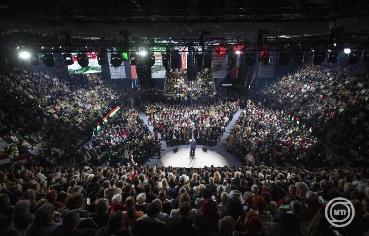 Orbán Viktor miniszterelnök, a Fidesz elnöke (k) beszédet mond a Digitális Polgári Körök által szervezett háborúellenes gyűlésen a miskolci DVTK Arénában 2026. január 17-én. MTI/Miniszterelnöki Kommunikációs Főosztály/Fischer Zoltán