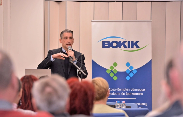 Azurák Csaba előadása Miskolcon. Fotó: Osztie Tibor