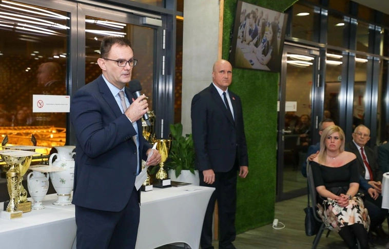 Varga Zsolt (balról), a vármegyei labdarúgó játékvezetők elnöke és Friedl Csaba (jobbról) a dirigensek egyesületének elnöke. Fotó: magánarchívum 