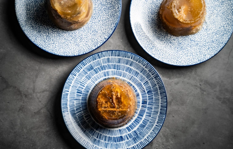 a kocsonya az asztalhoz ült