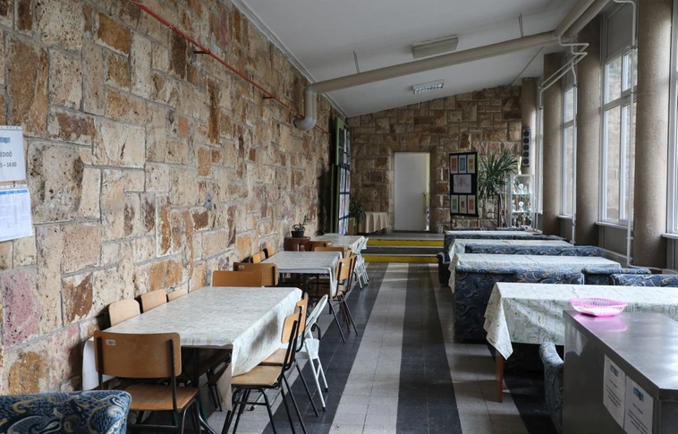 A folyosón esznek a gyerekek a Miskolctapolcai Általános Iskolában - ezen változtat Miskolc városvezetése. Fotó: Juhász Ákos