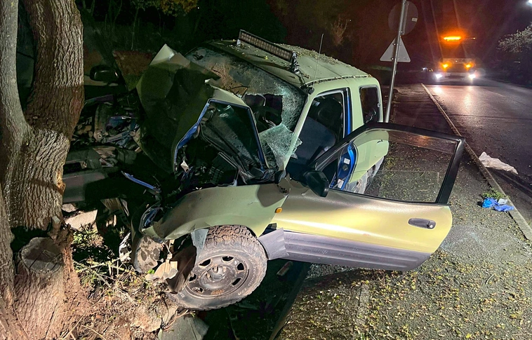 Fának ütközött egy autó Miskolcon