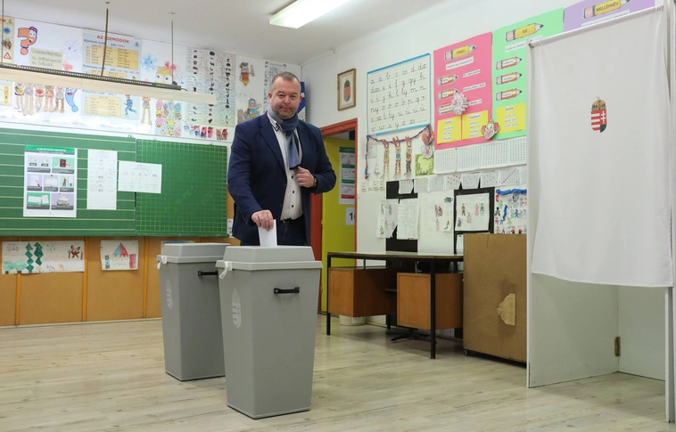 szavazás, Hollósy András lett az első