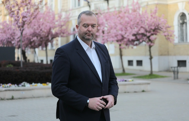 Nem sokkal az urnazárás előtt értékelt Hollósy András, a Fidesz-KDNP országgyűlési képviselőjelöltje. Fotó: Juhász Ákos