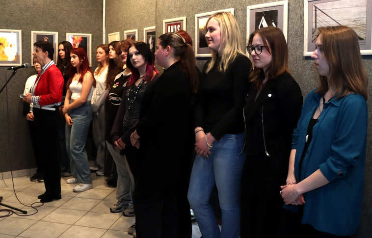 A Balázs Győző Református Gimnázium Művészi és Médiafotográfus szakának Fiatal szívek 3. című kiállítás megnyitója_Fotók Barna Laczy