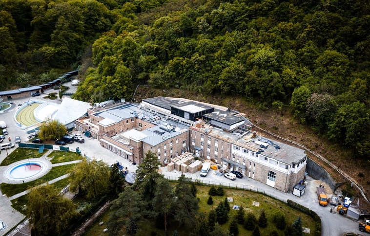 leégett miskolctapolcai barlangfürdő új tetőszerkezete