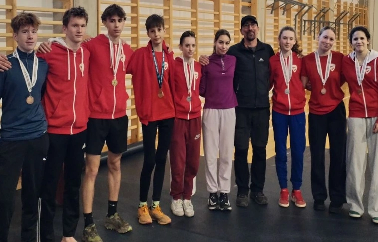 A piros-fehérek atlétáinak egy csoportja. Fotó: DVTK 