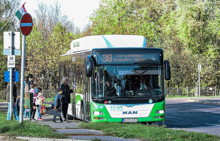 Ideiglenesen áthelyezésre kerül a Szent Anna tér autóbusz-megállóhely.