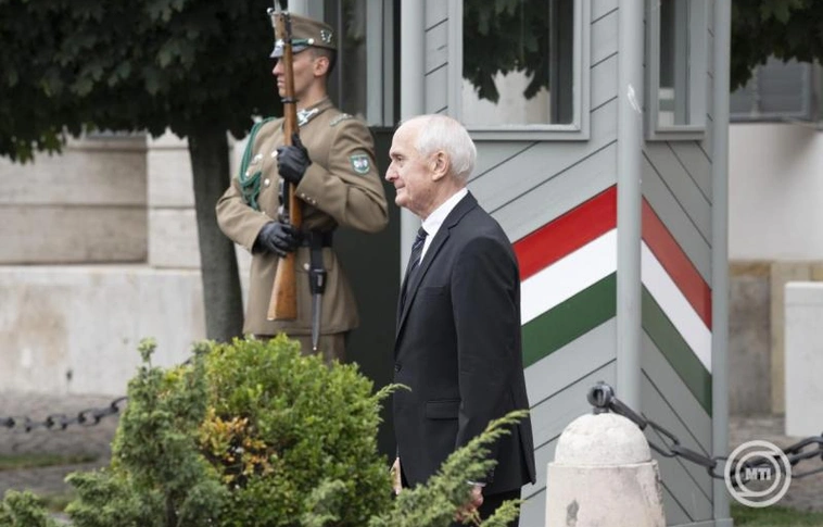 Budapest, 2026. augusztus 19. Baka András, ezen a napon hivatalba lépő, a rendszerváltás utáni nyolcadik köztársasági elnök, miután kikísérte a Sándor-palotából távozó, a köztársasági elnöki jogköröket augusztus 18-ig ideiglenesen gyakorló Forsthoffer Ágnes házelnököt 2026. augusztus 19-én. MTI/Szigetváry Zsolt