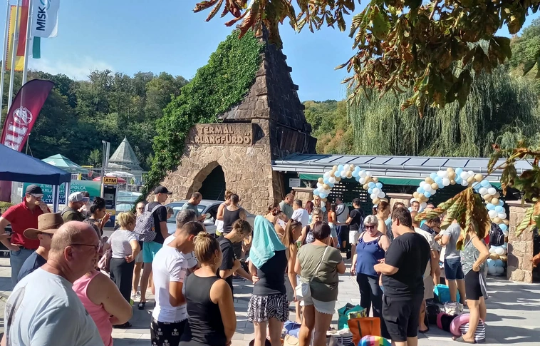 Barlangfürdő nyitás tömeg