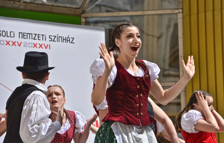 Évadhirdető a színházban