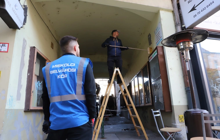 A Miskolci Belvárosi Kör kapualj festése