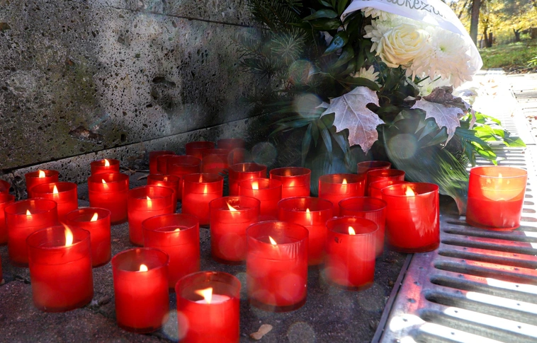 Kórházi mécsesgyújtás az elhunyt munkatársak emlékére